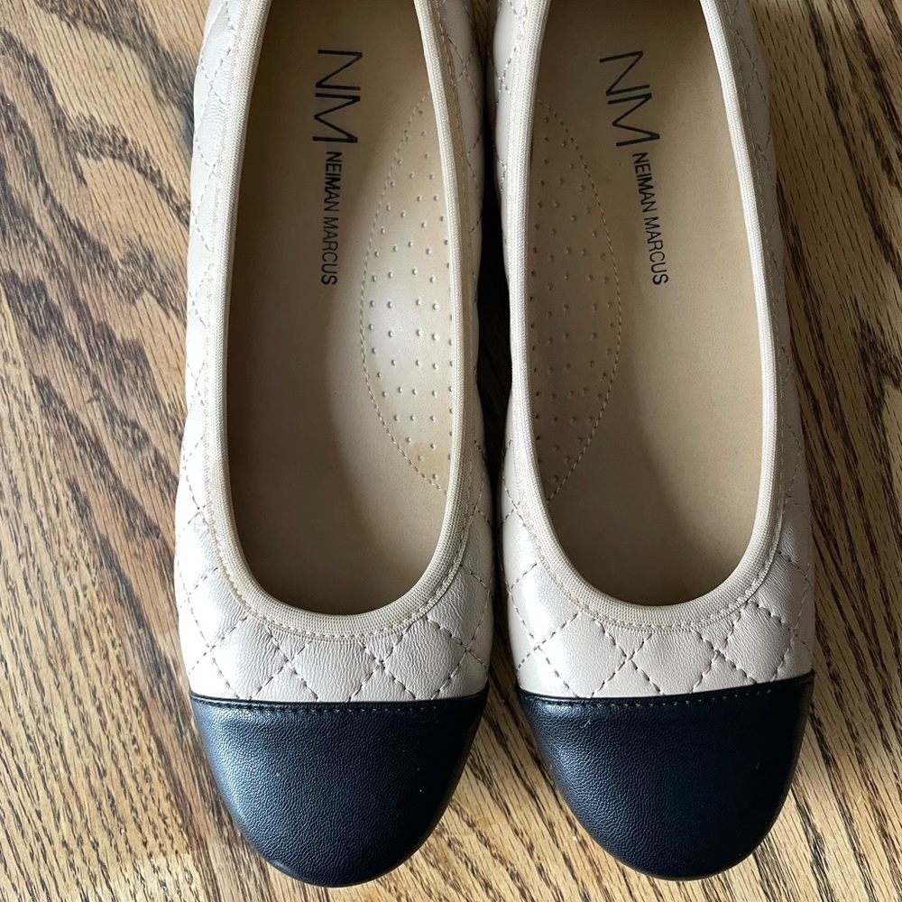Nieman Marcus Flats (like new)